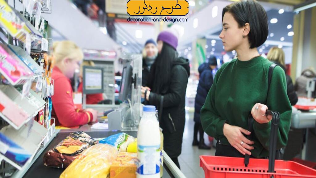 استفاده از رنگ ‌ها و نور در سوپرمارکت کوچک
